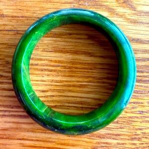 Vintage green marbled “spinach” Bakelite bangle